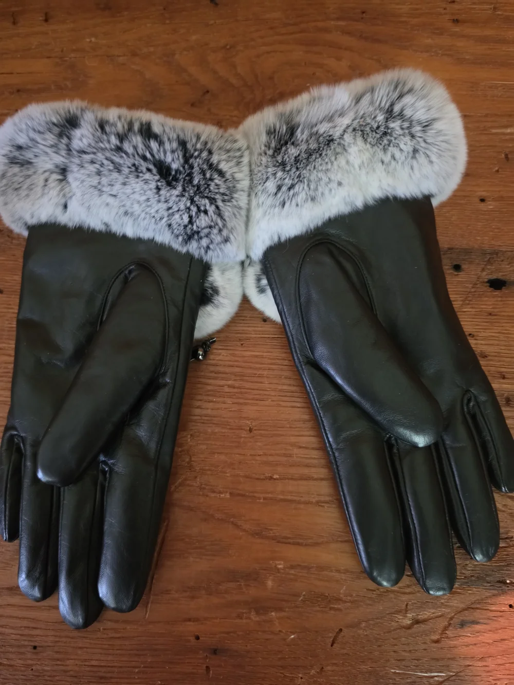 VIKIDEEr Black Leather Gloves with White-Gray Fur Cuffs